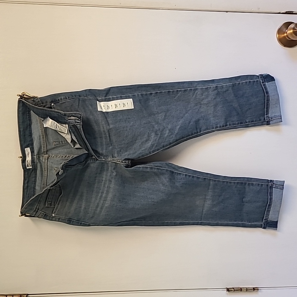 Signature Levi Strauss mid-rise capris Bluejean